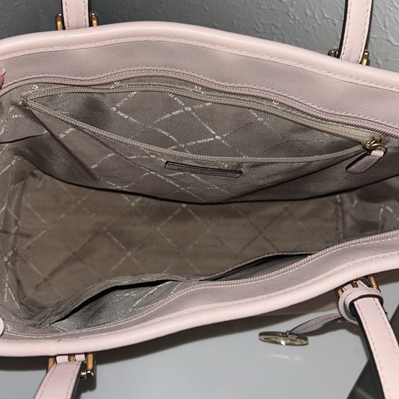 Micheal kors tote 💕 - Picture 2 of 3